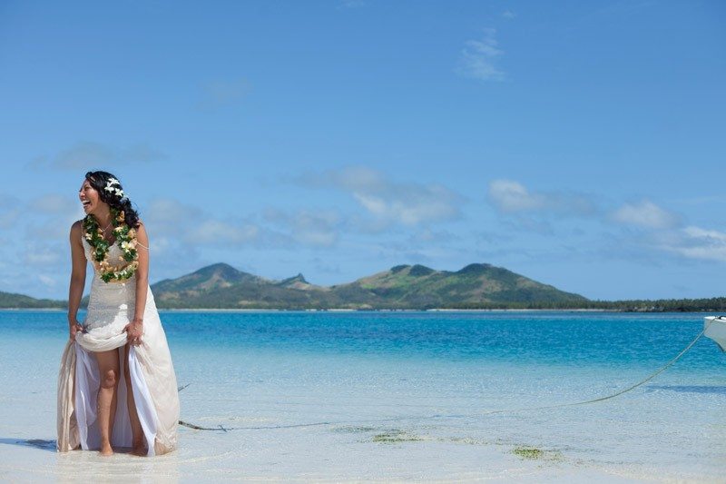 Portrait of the bride into the ocean in Fiji