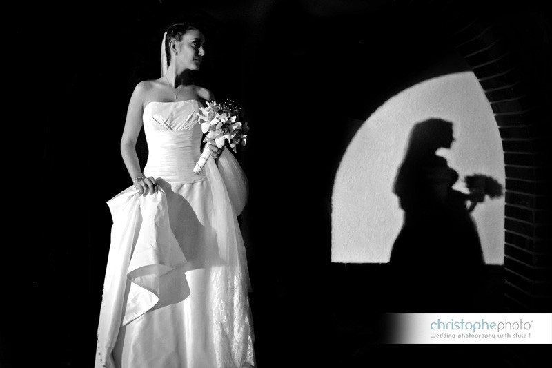 wedding-photographer-bogota-colombia-008 Creative black and white portrait of the bride with the bouquet