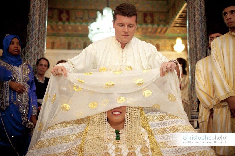 wedding-photo-casablanca-011 groom uncovering the bride wearing the fassia at moroccan wedding by wedding photography casablanca